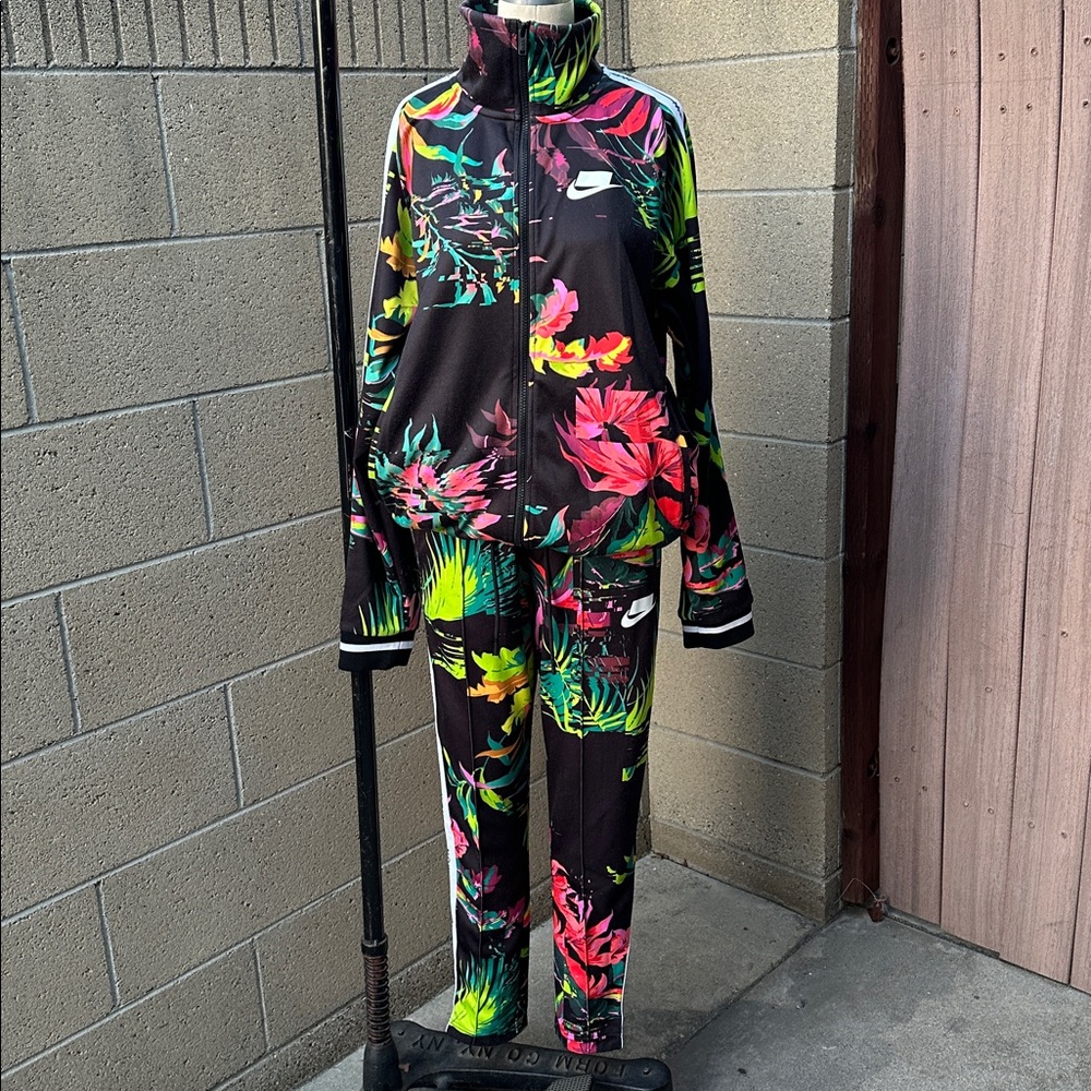 NIKE | Men’s NSW Black Tropical Track Suit
